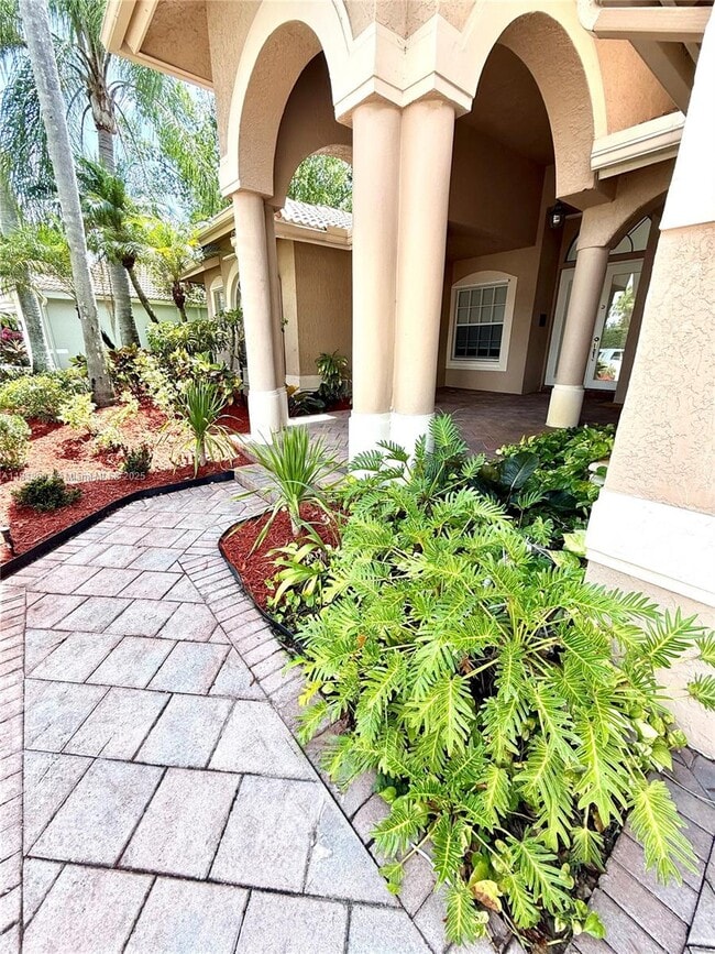 Building Photo - 2547 Montclaire Cir