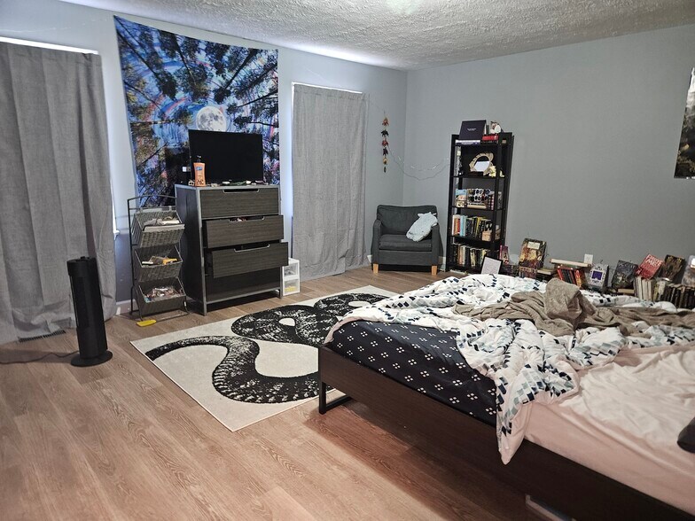 Bedroom - 939 Meadowlark Dr