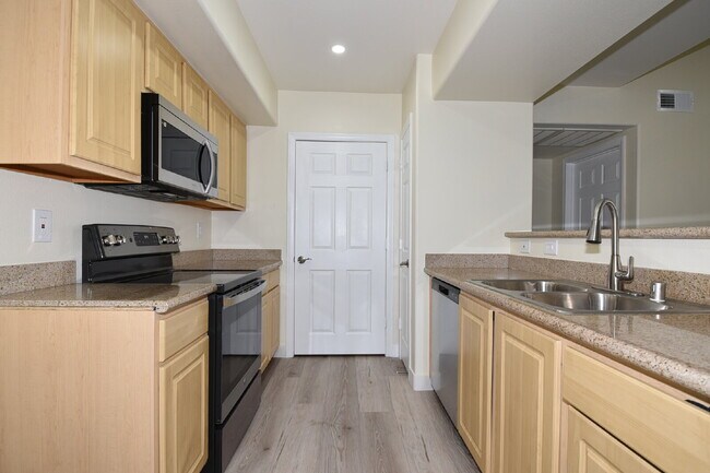 Building Photo - Charming 2nd Floor Unit In Gated Community!