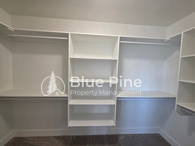 Building Photo - 4589 Blackstone Dr