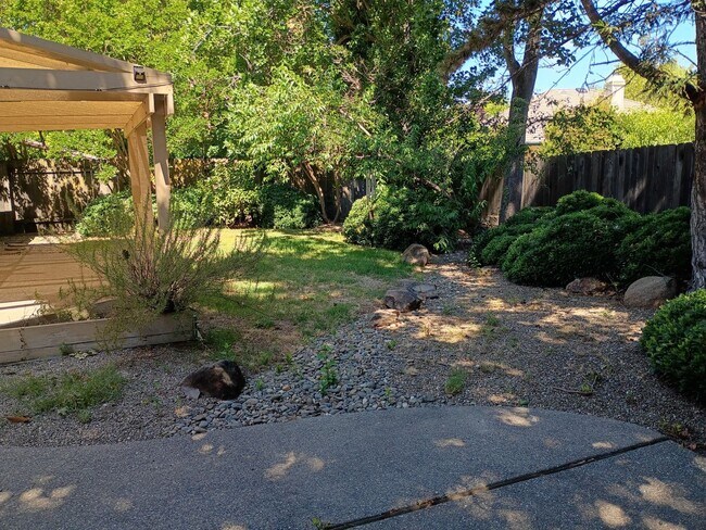 Building Photo - Excellent Fair Oaks Location 3 Bedroom Home!