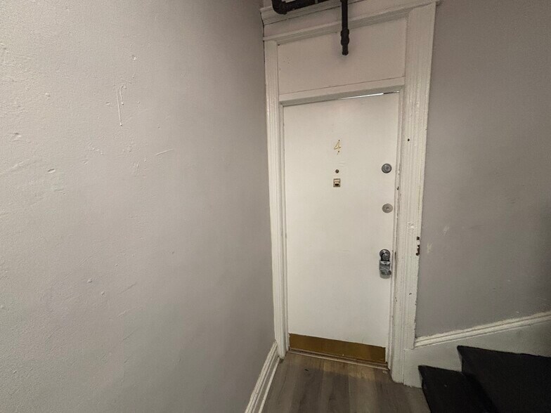 Building Photo - 220 51st St