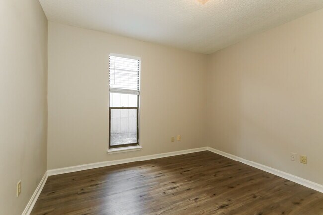 Building Photo - 1845 Alberta Ct N