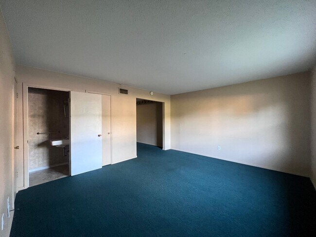 Building Photo - Cozy Westwood Townhouse- 2 BD, 1.5 BA