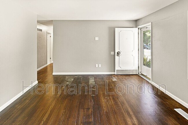 Building Photo - 2365 N Pointe Ln