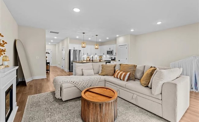 Building Photo - Like new modern maintenance free 3 bedroom 2.5 bath townhouse in Greensboro. Lawn care included.
