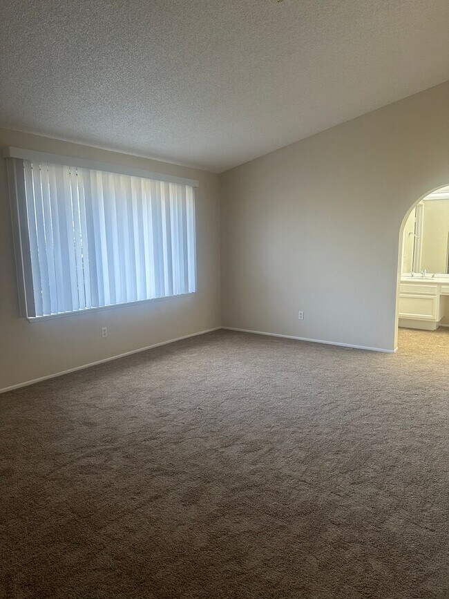 Building Photo - Charming 3-Bed/2.5-Bath Townhome with 2-Car Garage in Garden Grove