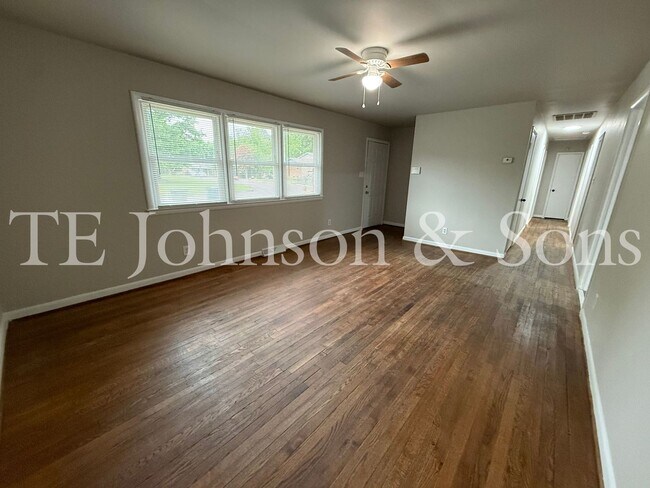 Building Photo - Charming 2 Bedroom Home with Hardwood Floors & Central A/C in Winston-Salem