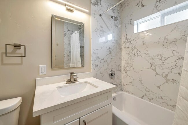 Building Photo - NEWER 2 BED, 1 BATH HOME WITH HUGE YARD AND ENCLOSED DRIVEWAY