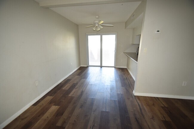 Building Photo - 3BR/1.5BA two story Townhouse