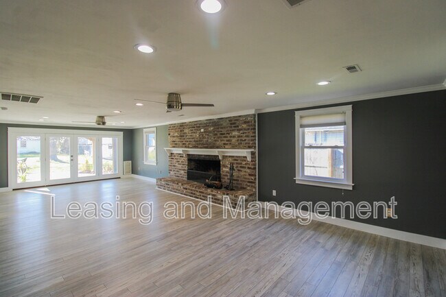 Building Photo - 823 Jordan St