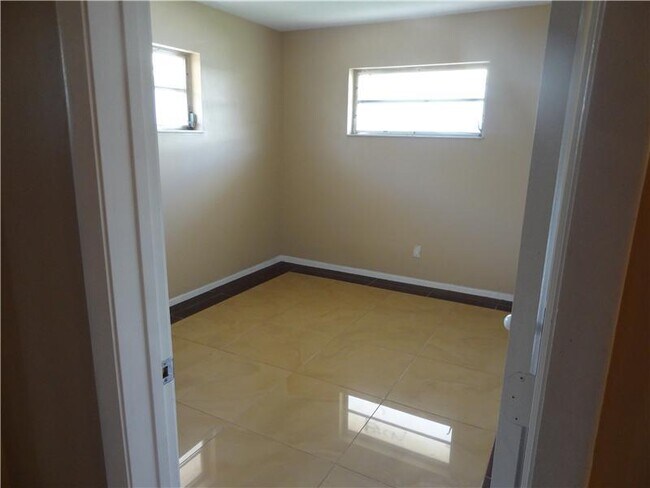 Building Photo - 6120 SW 48th Ct