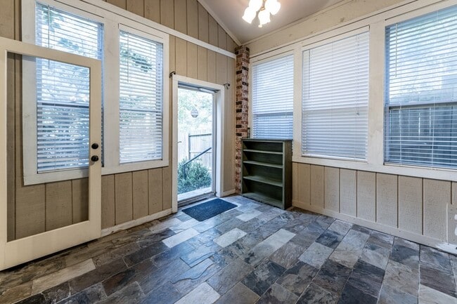 Building Photo - 422 River Oaks Dr