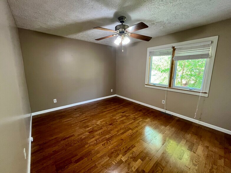 Building Photo - 555 Royal Crest Dr