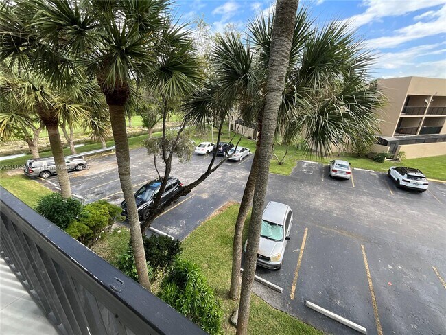 Building Photo - 10825 SW 112th Ave