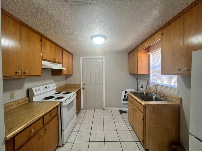 Building Photo - 1614 Lonnie Rd