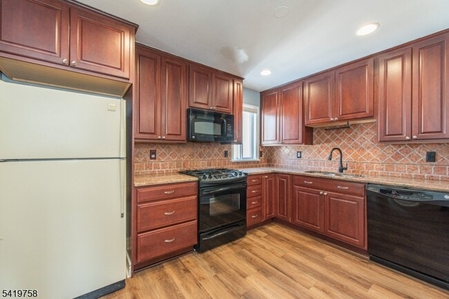 Building Photo - 56 Woods Edge Dr