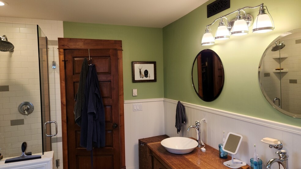 Main bathroom dual vanities - 6710 Farm To Market Rd
