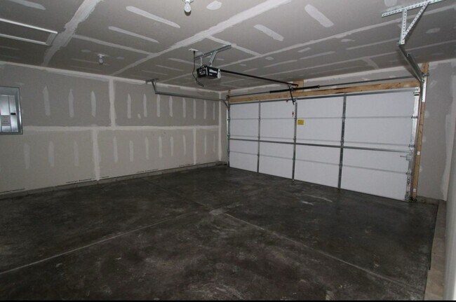 Building Photo - 2425 Cushing Dr