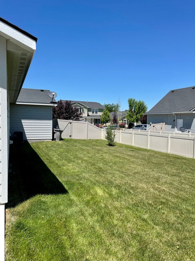 Building Photo - Pet Friendly Home in Nampa!