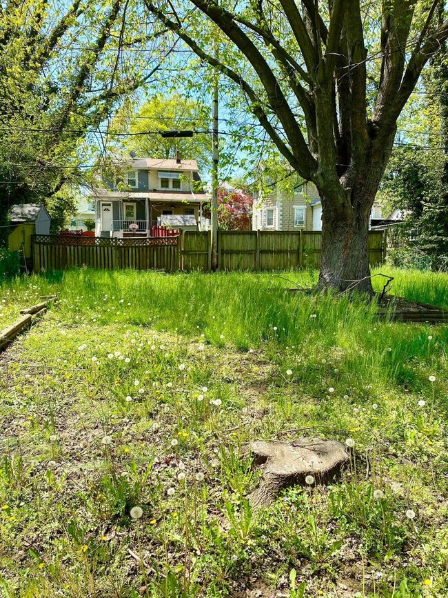 Building Photo - For Rent: Spacious Comfort at Ridgecroft Rd