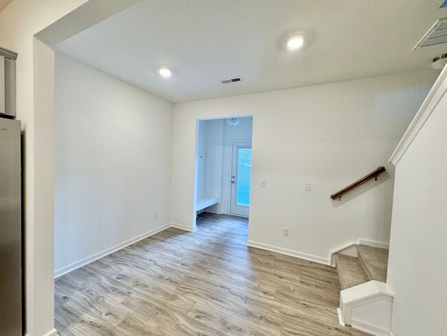 Building Photo - 2 br 2.5 ba townhome near shopping AVAILAB...