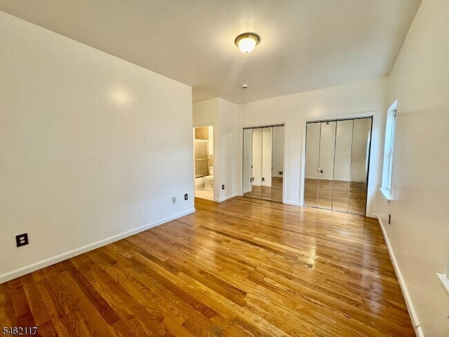 Building Photo - 142 Ege Ave