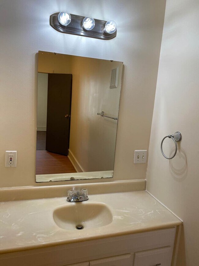 Building Photo - 645 Cullum St