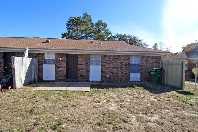 Building Photo - Updated 2BR/1BA in Gulf Breeze –  Water & Lawn Care Included – Available Now!