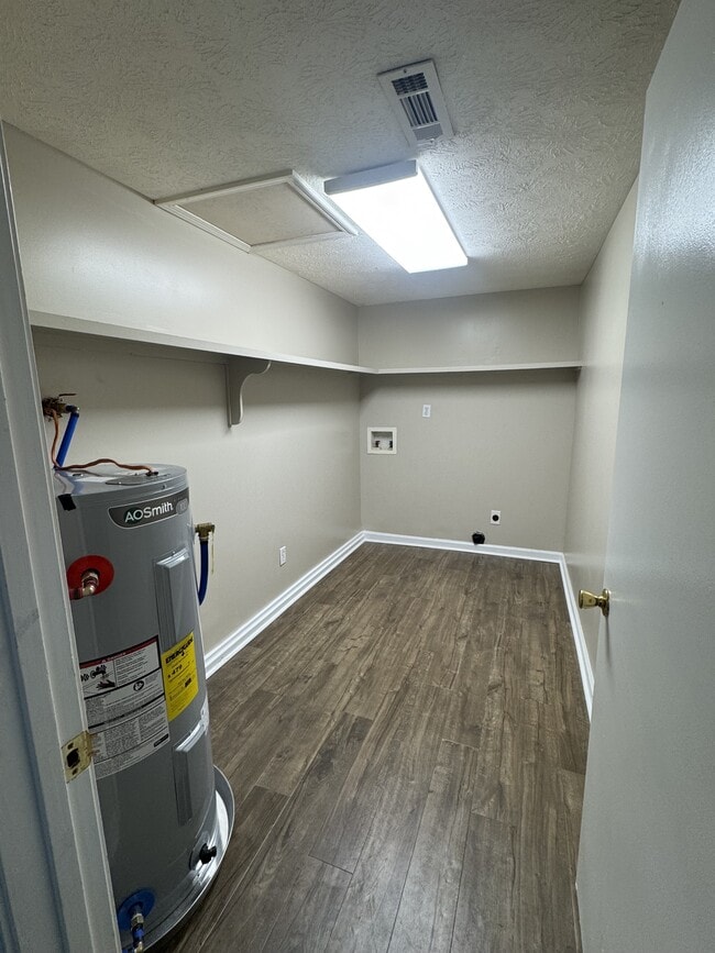 Building Photo - 123 Lake Dr