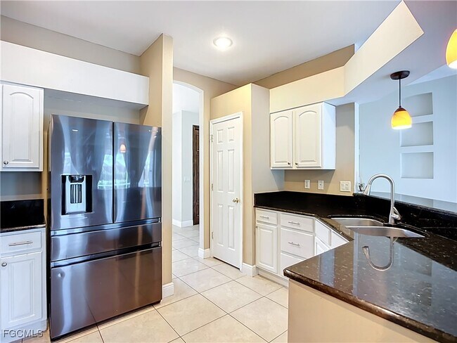 Building Photo - 4930 SW 25th Ct