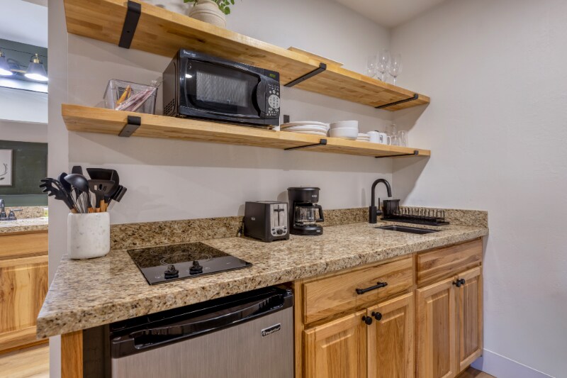 Building Photo - 1078 E White Mountain Blvd