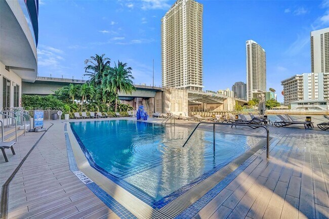 Building Photo - 2600 E Hallandale Beach Blvd