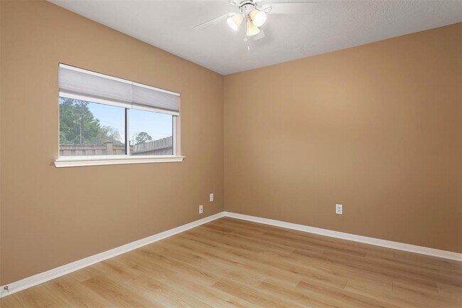 Building Photo - 1602 Village Townhome Dr