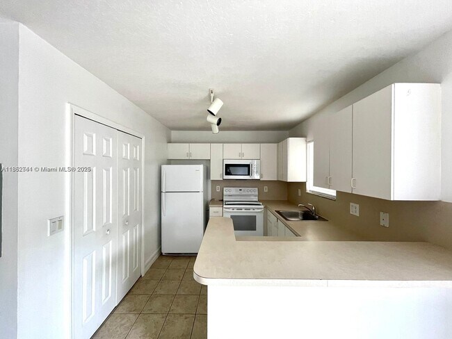 Building Photo - 2721 SE 12th Pl