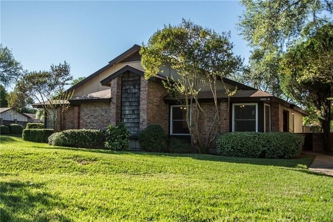 Primary Photo - 1423 W Braker Ln