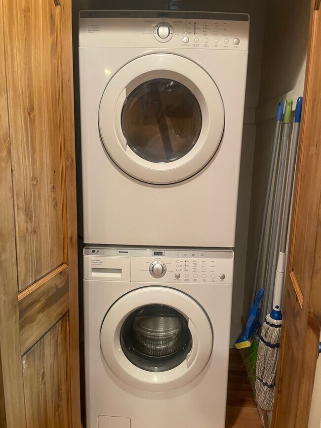 Building Photo - Move in special! Washer dryer in unit! Amazing views! Updated! Pets negotiable!