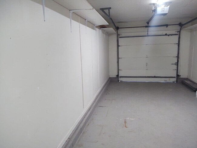 Building Photo - Gorgeous 3 bedroom 2 bath townhome with FL...