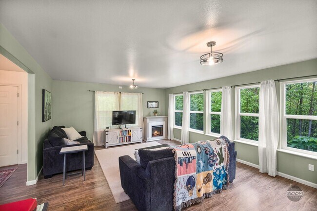 Building Photo - Charming Palmer Home!