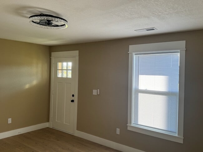 Building Photo - 218 S Oak St