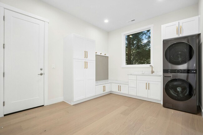 Building Photo - 5Bd/4.5Ba Bellevue House