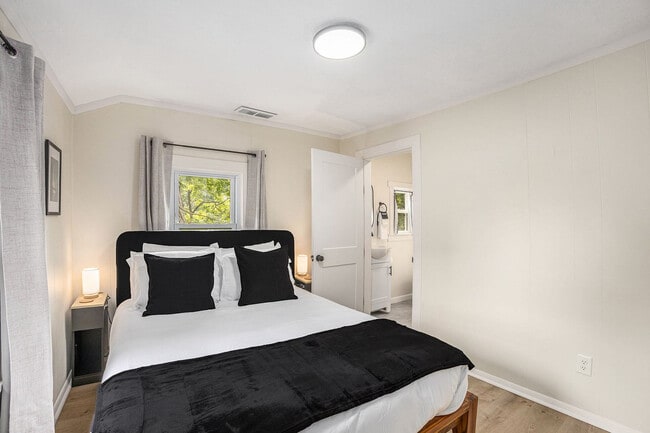 Building Photo - 37 Gold Ave NW