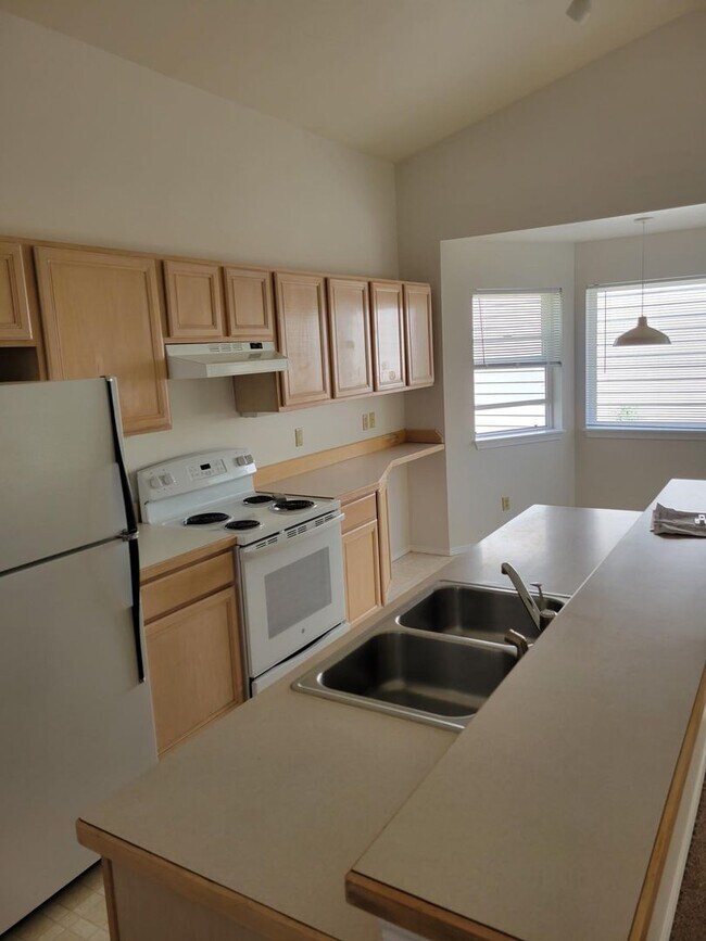 Building Photo - Newly remodeled 2 Bed, 2 Bath Duplex with ...