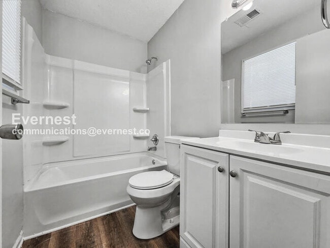 Building Photo - 3 Bed/2 Bath Home with Off-Street Parking / Pet-Friendly / Available Now!