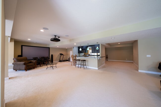 Building Photo - 727 Aster Rd