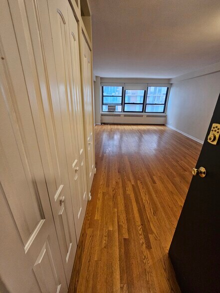Building Photo - 652 W Gordon Ter