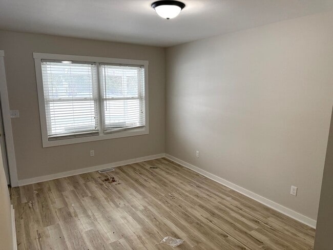 Building Photo - Elizabeth - 321/323