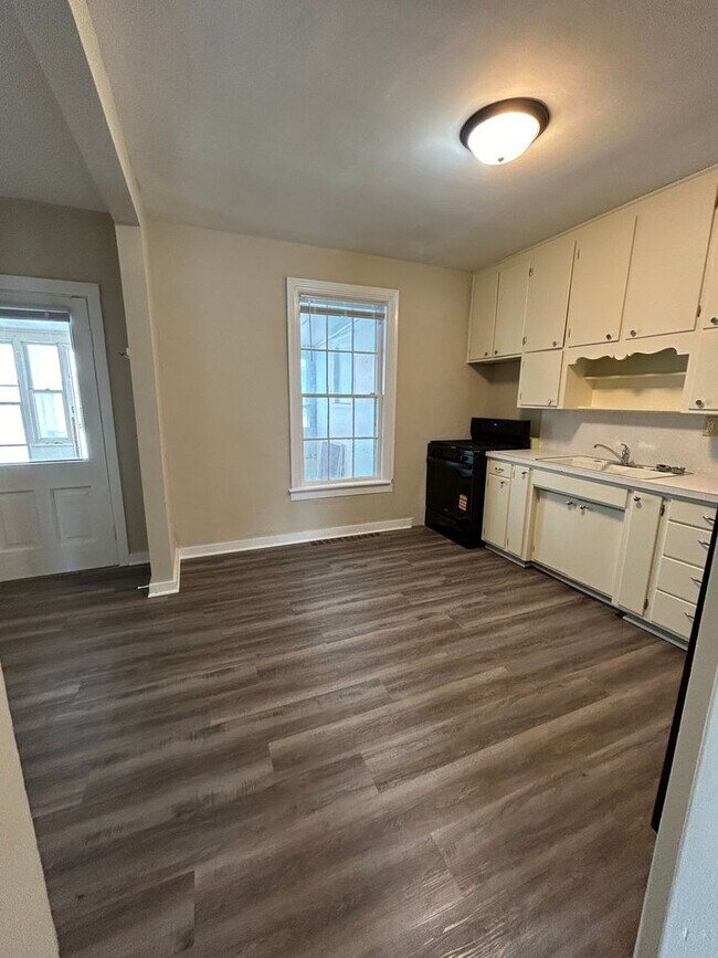 Building Photo - 1 Bedroom 1 Bath Apartment