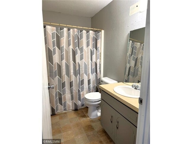 Building Photo - 880 E 6th St