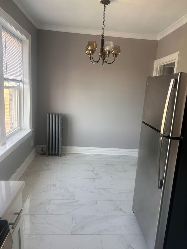 Building Photo - Remodeled East Albany Park Apts!